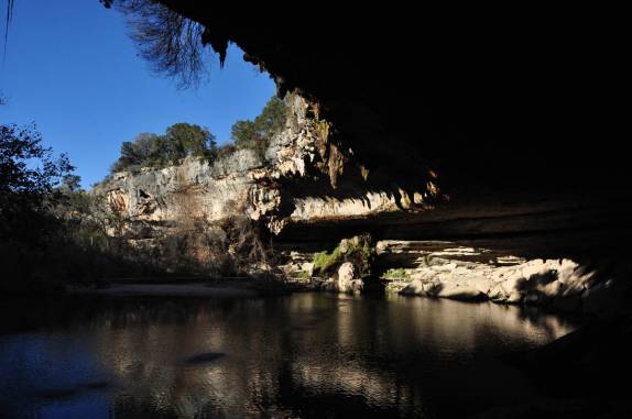 A bela Hamilton Pool, uma piscina natural entre um grande rochedo, perto de Austin, capital do Texas, nos Estados Unidos